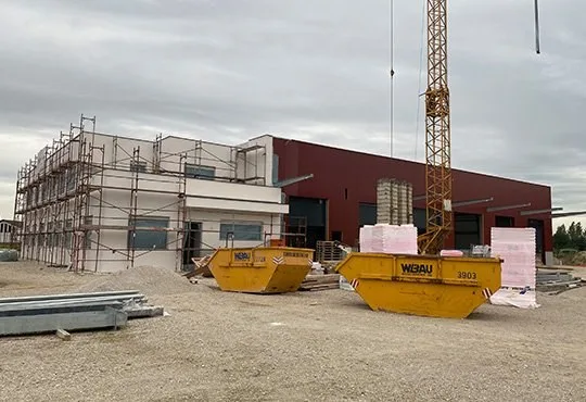 Das Logistik Center im Bau mit Gerüst, Baukran und Mulden
