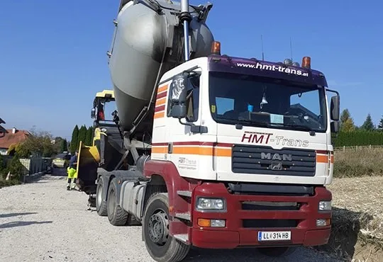 HMT-Sattelzug von MAN mit Silo auf einer Baustelle