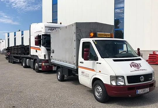 HMT-Sattelzug und weißer HMT-Kleintransporter mit Aufschrift Sondertransport