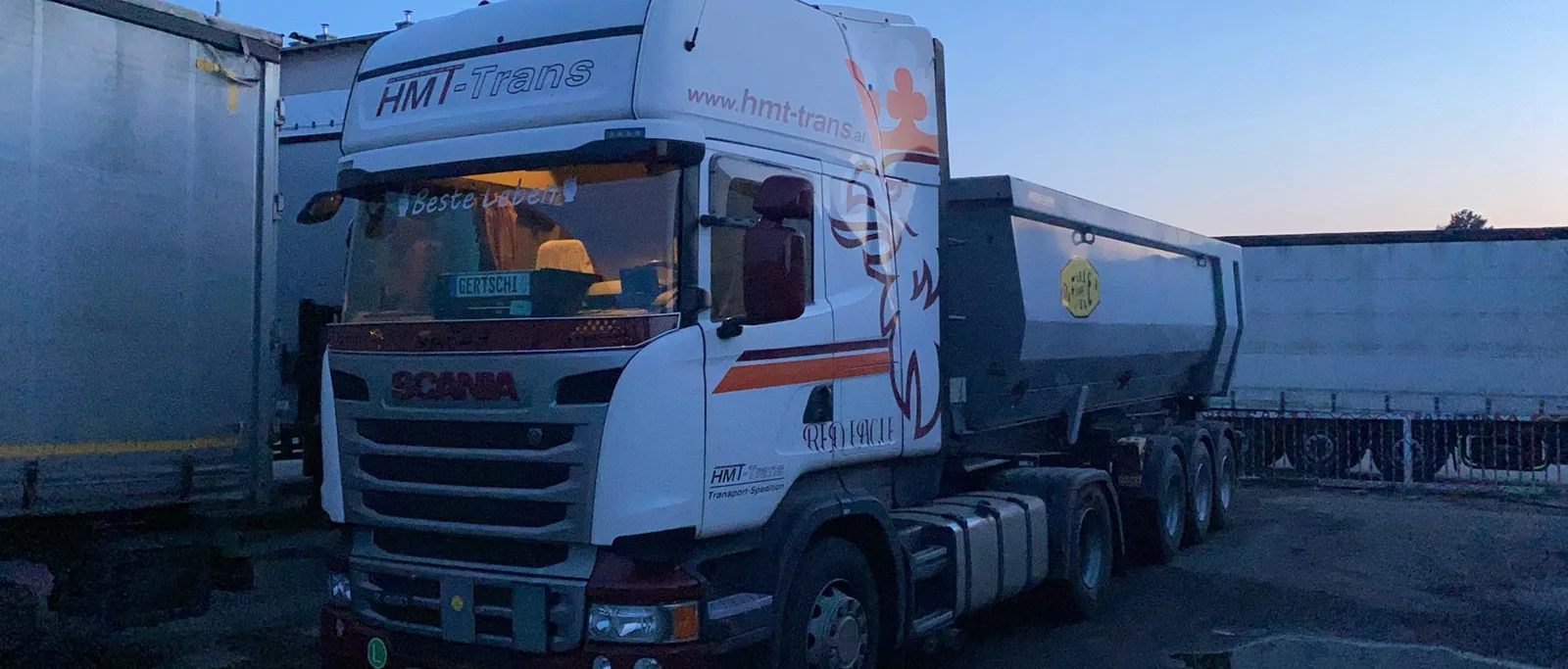 HMT-Scania mit Kippsattel in der Abendsonne